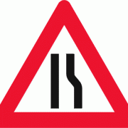 Indsnævring af vej mod højre advarselstavle - Kombi-Skilte