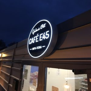 Facadeskilte lysskilt Cafe E45 Øst